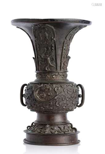 CHINE XVIIE XVIIIE SIÈCLE Vase en bronze de pat...