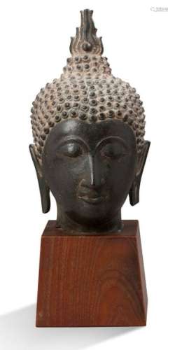 THAILANDE XVIIE SIÈCLE Tête de bouddha en bronz...