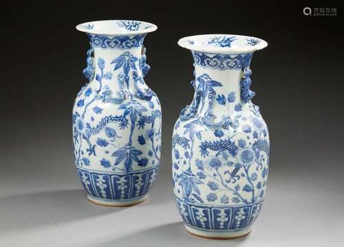 CHINEPaire de vases en porcelaine de forme balu...