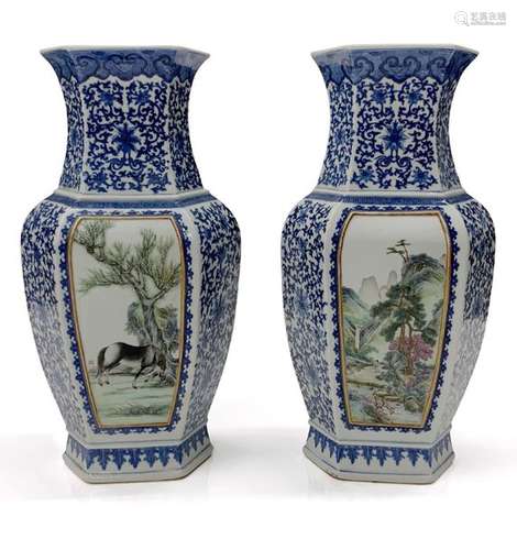 CHINEPaire de vases en porcelaine de forme balu...