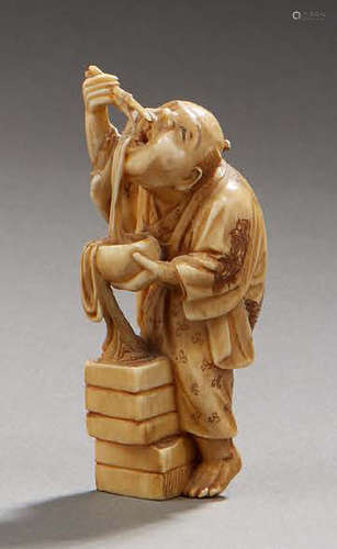 JAPONNetsuke figurant un shomme mangeant des no...