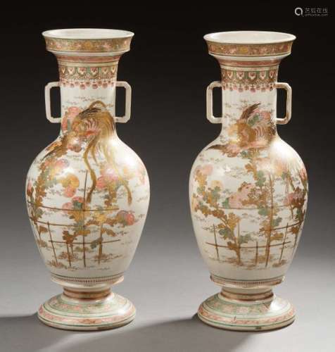 JAPON (SATSUMA) Paire de vases de forme balustr...