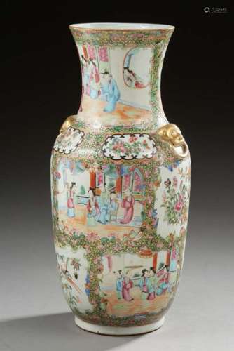 CHINE (CANTON) Vase en porcelaine de forme balu...