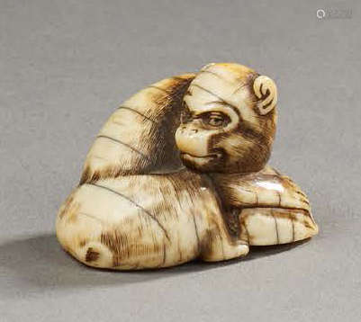 JAPONNetsuke en ivoire finement sculpté figuran...