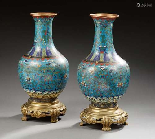 CHINEPaire de vases balustre en bronze cloisonn...