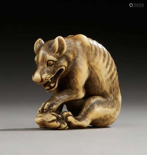 JAPONNetsuke en ivoire finement sculpté figuran...