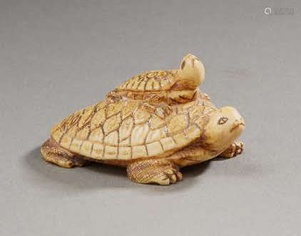 JAPONNetsuke figurant deux tortues en ivoire. P...