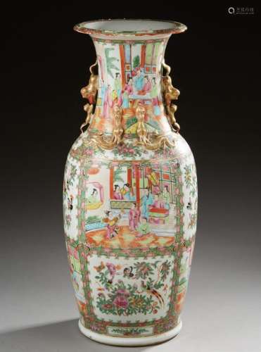 CHINE (CANTON) Grand vase en porcelaine de form...