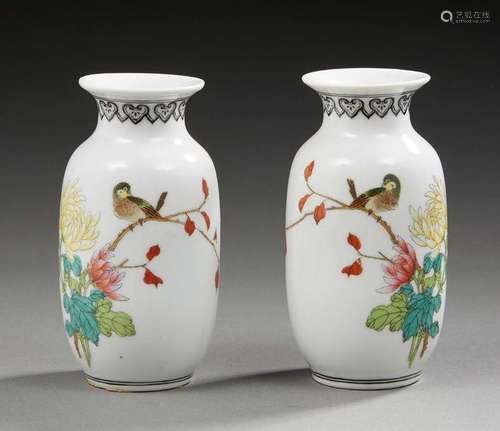 CHINEPaire de petits vases en porcelaine de for...