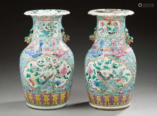 CHINEPaire de vases de formes balustres en porc...