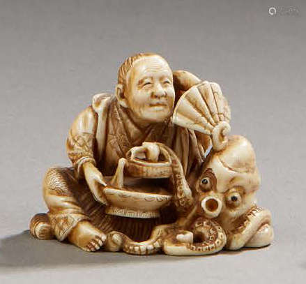 JAPONNetsuke figurant un personnage accroupi av...