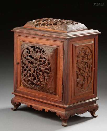 CHINEPetit cabinet en palissandre reposant sur ...