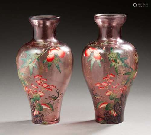 CHINEPaire de vases de forme balustre en verre ...