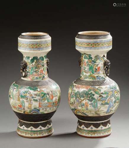 CHINE (NANKIN) Paire de vases en porcelaine de ...