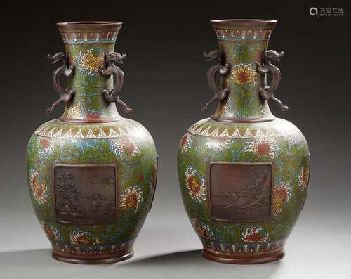 JAPONPaire de vases en bronze cloisonné décorés...