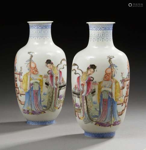 CHINEPaire de petits vases de forme balustre en...