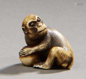 JAPONNetsuke figurant un singe tenant un ballon...