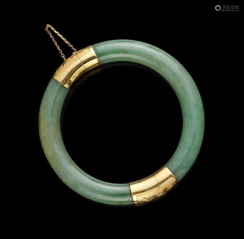 Jadeite and Gold-Hinged Bracelet