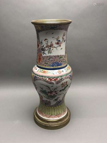 Vase anciennement de forme yen yen en porcelaine e...