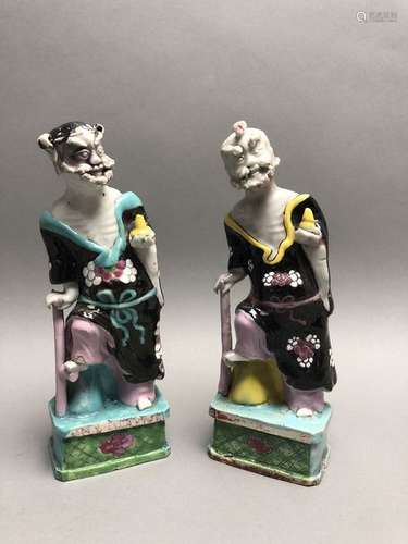 Deux statuettes en porcelaine et émaux de la Famil...