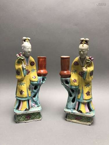 Deux statuettes formant bougeoirs en porcelaine et...