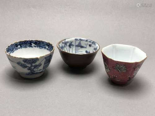 Lot comprenant trois coupes pour le thé en porcela...