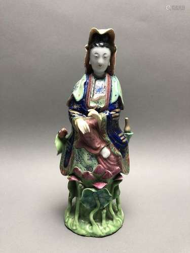 Statuette de Guanyin en porcelaine et émaux de la ...