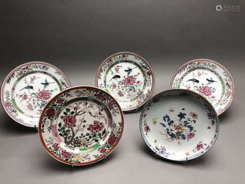 Suite de quatre assiettes plates et une assiette c...