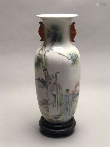 Vase en porcelaine et émaux de la Famille rose à d...