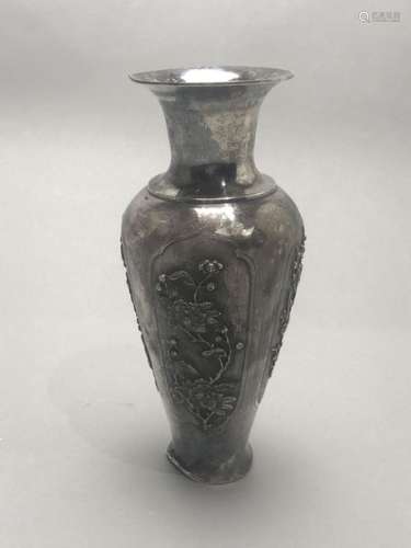 Vase en argent de forme balustre décoré en léger r...