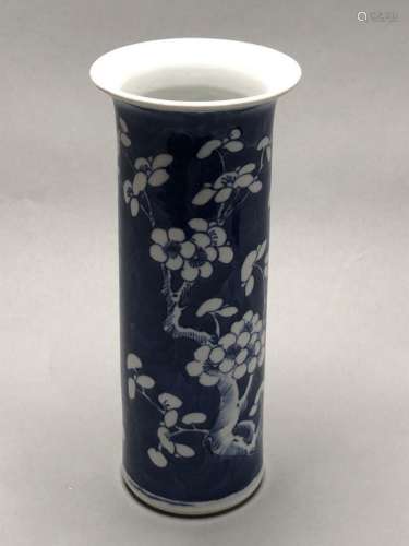 Vase rouleau en porcelaine à décor floral bleu bla...