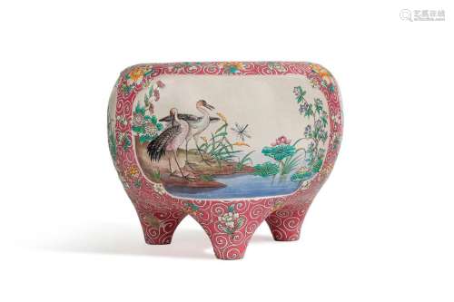 JAPON, XIXe siècleJarre tripode en porcelaine à...