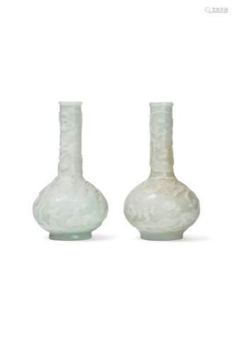 CHINE, XXe sièclePaire de vases de forme boutei...