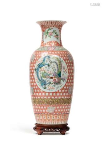 CHINE, XIXe siècleVase balustre en porcelaine à...