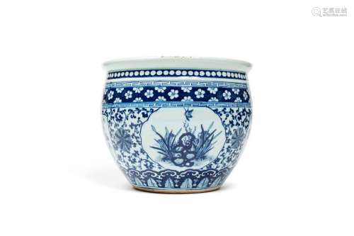 CHINE, XIXe siècleVasque en porcelaine à décor ...