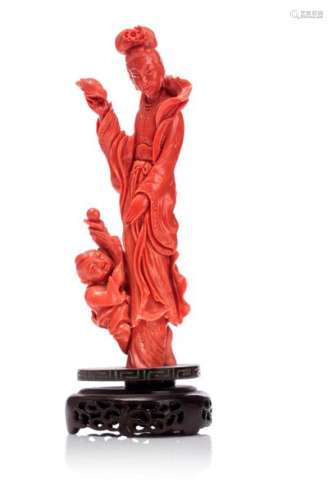 CHINE, XXe siècleGroupe en corail* rouge sculpt...