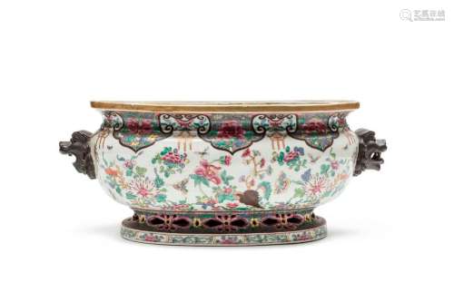 CHINE, XVIIIe siècleVasque en porcelaine de la ...