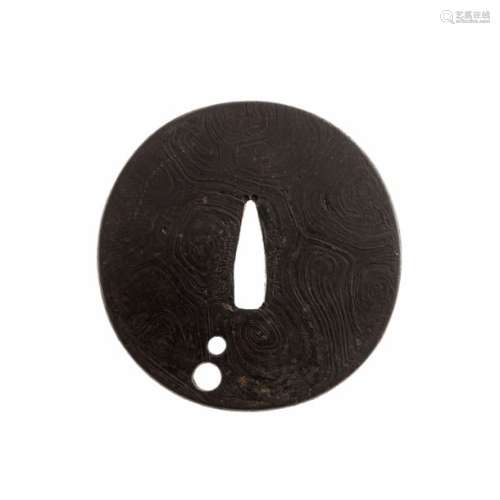 JAPON, XIXe siècleTsuba oval en fer à décor de ...