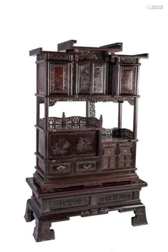 CHINE, XIXe siècleGrand cabinet en bois de rose...