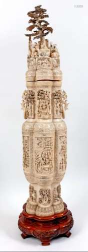 CHINE, vers 1900Important vase couvert en ivoir...
