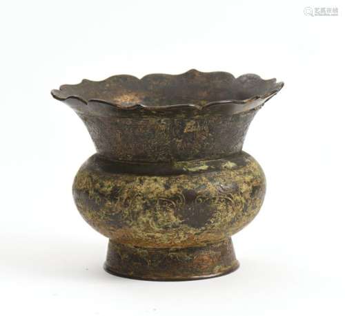 CHINE, Dynastie MingPetit crachoir en bronze ar...