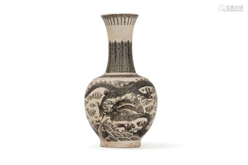 CHINE, XXe sièclePetit vase de forme bouteille ...