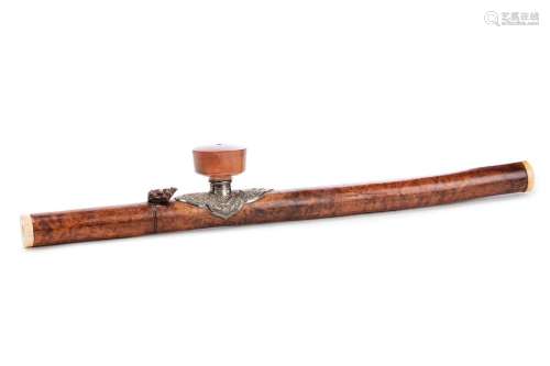 INDOCHINE, fin XIXe sièclePipe à opium en bois,...