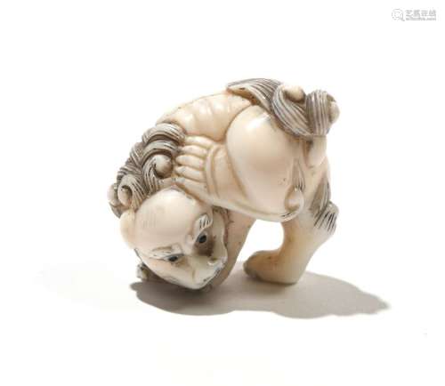 JAPON, XIXe siècleNetsuke en ivoire* sculpté à ...