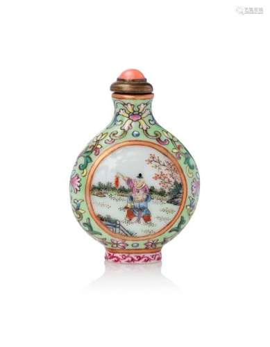 CHINE, XIX XXe siècleTabatière en porcelaine à ...
