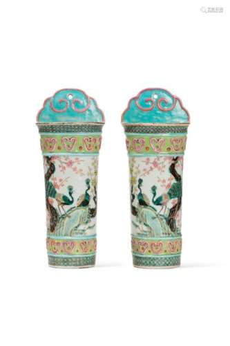 CHINE, XIXe sièclePaire de vases muraux en porc...