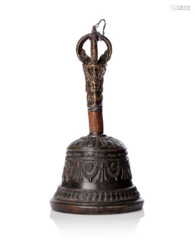 TIBET, XIXe siècleCloche rituelle en bronze et ...