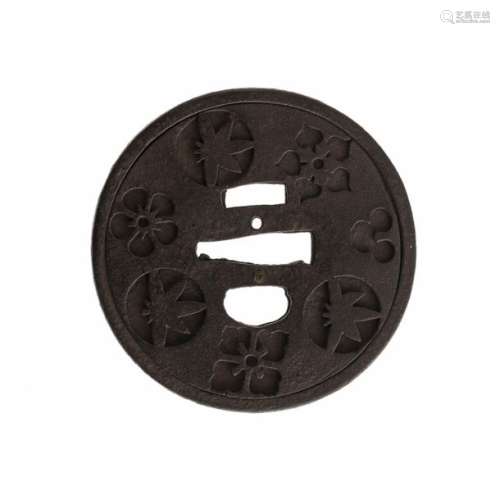 JAPON, XVIe siècleTsuba circulaire en fer ajour...