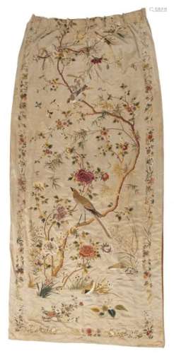 CHINE, XIXe siècleGrande tenture en soie brodée...