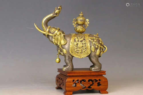 AN ELEPHANT DESIGN GILT SILVER ORNAMANT